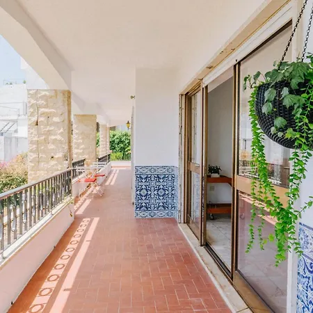 Spacious Seaside House Villa