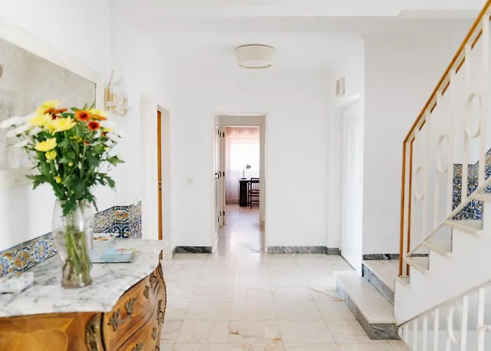 Spacious Seaside House Villa